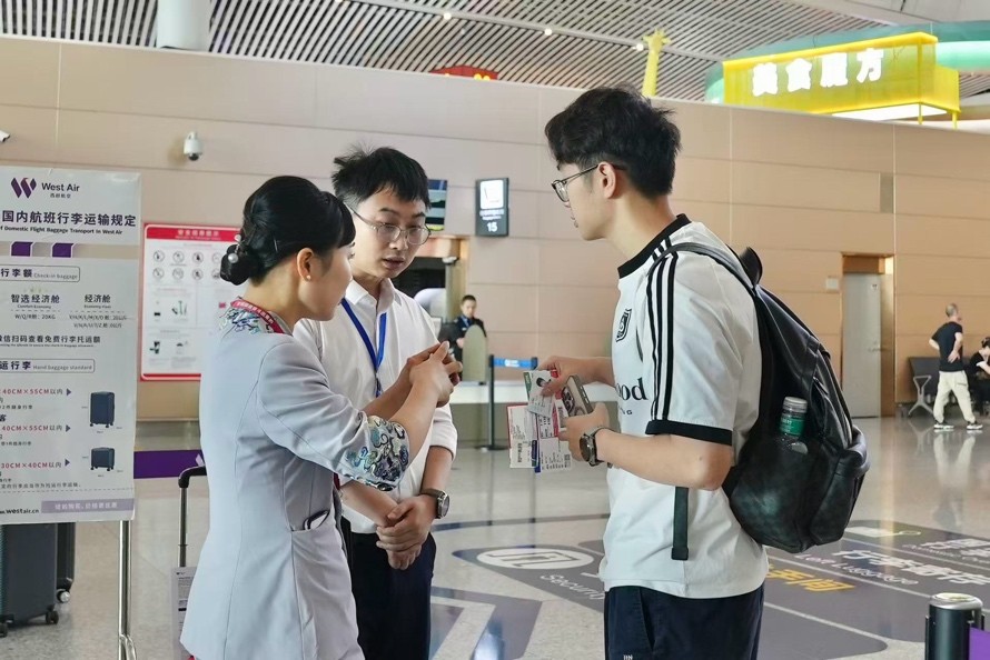 西部航空公司工作人員引導旅客值機。西部航空供圖