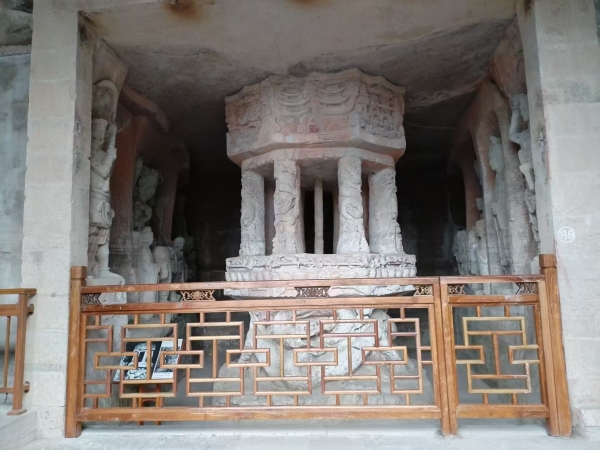 木質圍欄替換鐵質大門。曾慶川攝