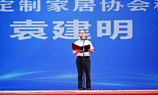 重慶市定制家居協會秘書長袁建明。唐卡裝飾供圖