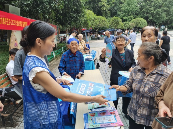 龍山路社區開展“同心共賀國慶節 清風廉潔潤中秋”文化進萬家暨“民族團結進步月”活動。龍山街道供圖