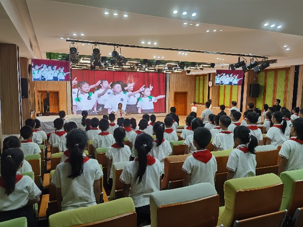 同學們合唱校歌?；顒又鬓k方供圖