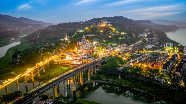 傍晚的美心紅酒小鎮。景區供圖