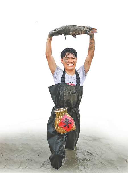 九月二十三日，忠縣馬灌鎮果園村，稻田摸魚比賽參賽者展示抓到的大魚。記者 鄭宇 攝\視覺重慶