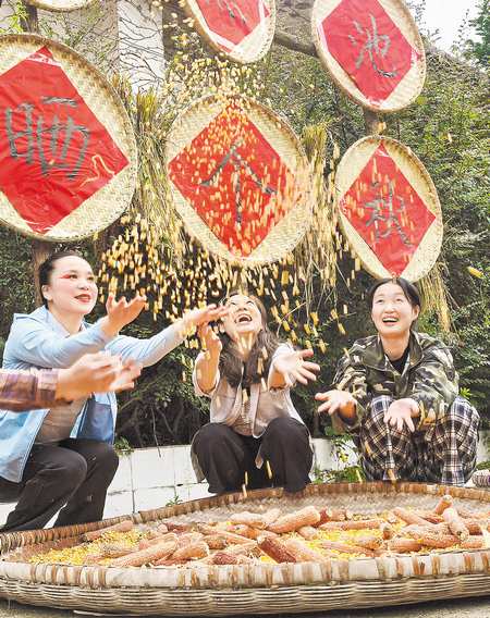 9月23日，巴南區東溫泉鎮魚池村，村民在手搓玉米趣味運動會中感受豐收的喜悅。特約攝影 李攀 通訊員 彭怡 攝/視覺重慶