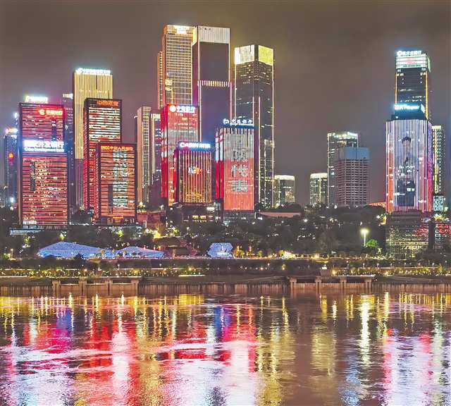 9月22日，重慶兩江四岸十屏聯動亮起“時代楷?！庇鍣z護“未”團隊代表海報。記者 劉力 攝/視覺重慶