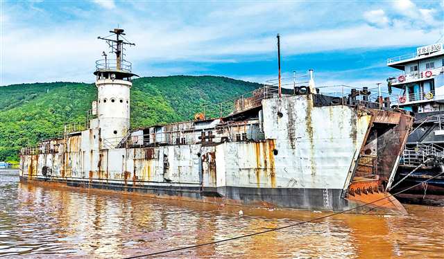 長江唐家沱段，銹跡斑斑的“人民28號”登陸艇停泊在江面。本組圖片除署名外由記者張錦輝攝/視覺重慶