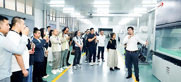 展示智能涂裝線。馬格家居供圖