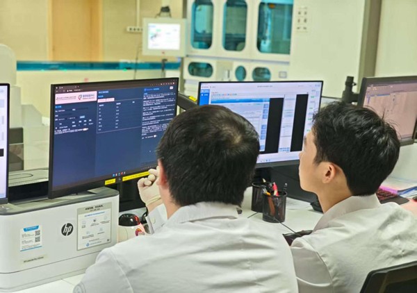 實驗室工作人員就系統內容進行討論。重慶醫科大學附屬第三醫院（方大醫院）供圖