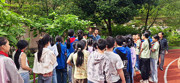 現場講解植物藥用價值。藥植所供圖