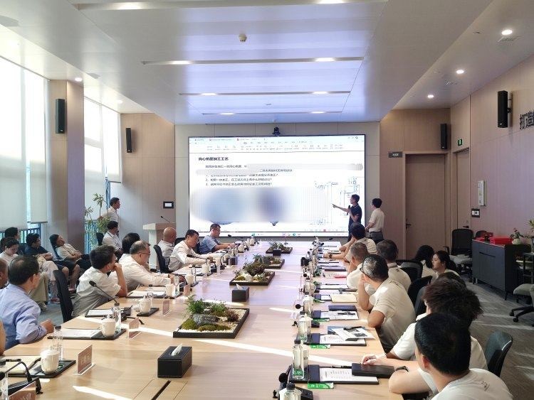 “大國工匠”與宗申航發技術骨干開展技術交流。楊夕文攝