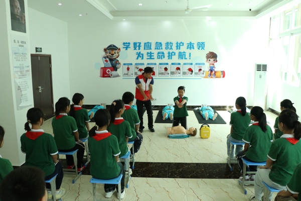 平安課堂訓練營正在開展應急救護培訓。胥世鵬攝