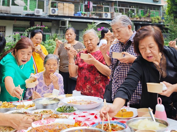 老人們享受餐食。任峰攝