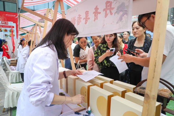 江北區中醫院推出的純植物米月餅受市民喜歡。曹檢攝