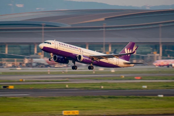 西部航空飛機在重慶江北國際機場起飛。西部航空供圖