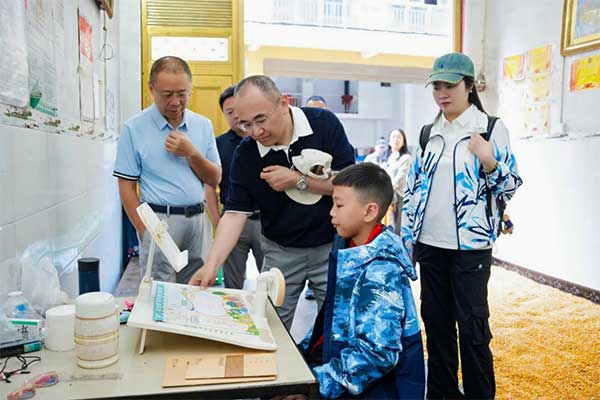 送愛心物資。平安人壽重慶分公司供圖