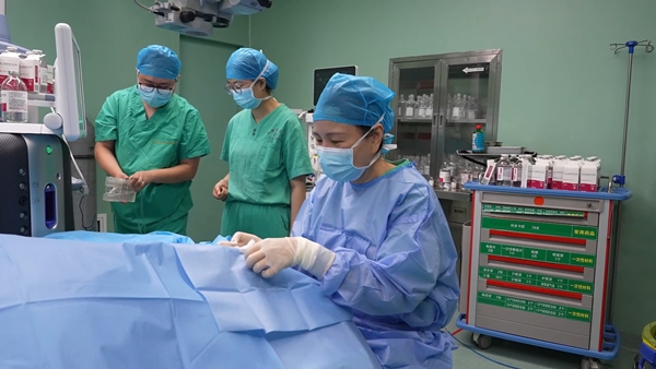 為患者開展手術。圖片由重醫大附三院（方大醫院）提供