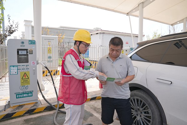 電力運維人員檢查充電槍狀態。國網重慶合川供電公司供圖