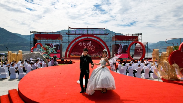 專業模特身著新款婚紗開啟T臺秀。譚啟云攝