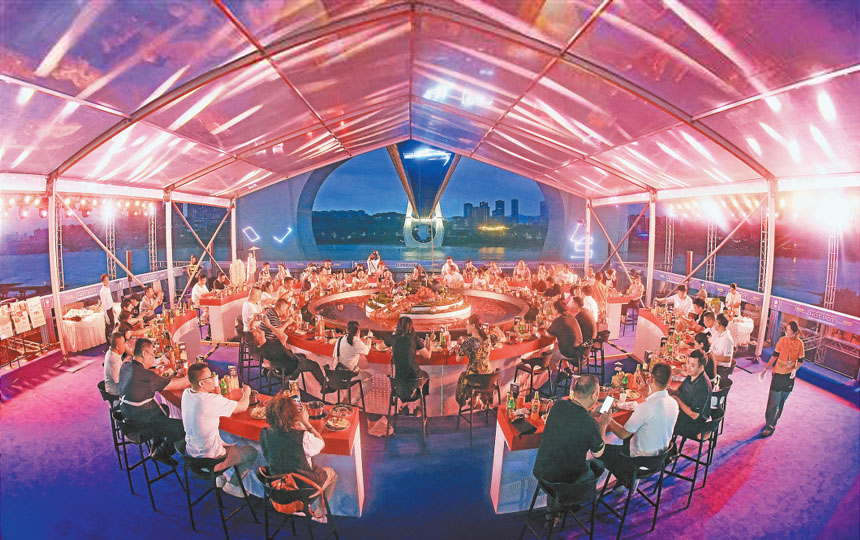 9月28日，第17屆中國（重慶）火鍋美食文化節在大渡口區開幕，1.2公里的江岸火鍋宴匯聚了近20個品牌，促進“雙節”期間文旅消費。特約攝影 鐘志兵/視覺重慶