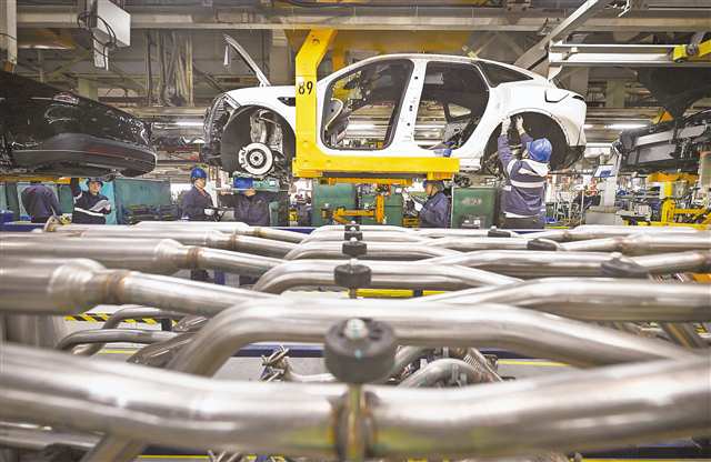 長安汽車兩江工廠一廠區總裝車間，工人在生產線上忙碌。（資料圖片）首席記者 龍帆 攝/視覺重慶