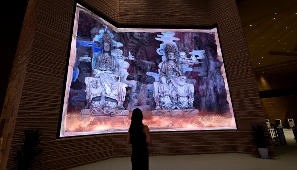 首批體驗者參觀。大足石刻研究院供圖