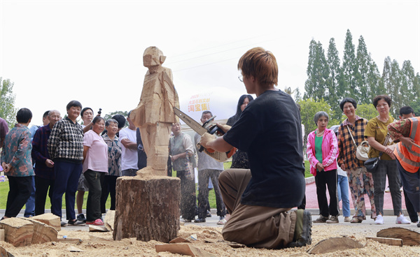 鄧坤帶來街頭創作“木雕速寫”。曾英豪攝