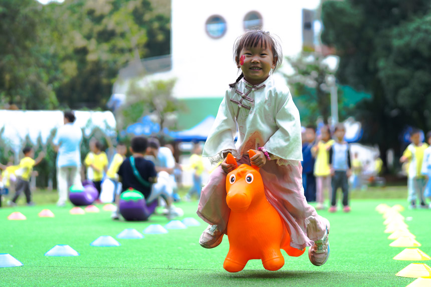 兒童們體驗蒙古族騎馬。蘭天攝