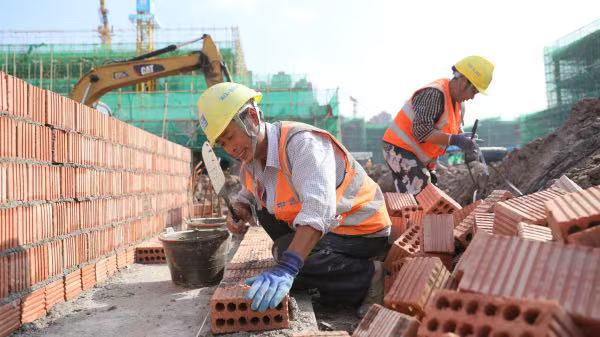 10月1日，建筑工人在龍興智能制造基地二期項目工地堅守施工。中建六局供圖
