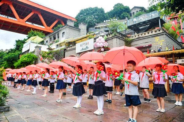 紅傘傳遞深情祝福。龍門浩老街供圖