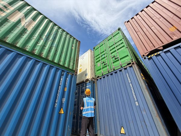 工作人員檢查集裝箱箱況。渝新歐（重慶）供應鏈管理有限公司供圖