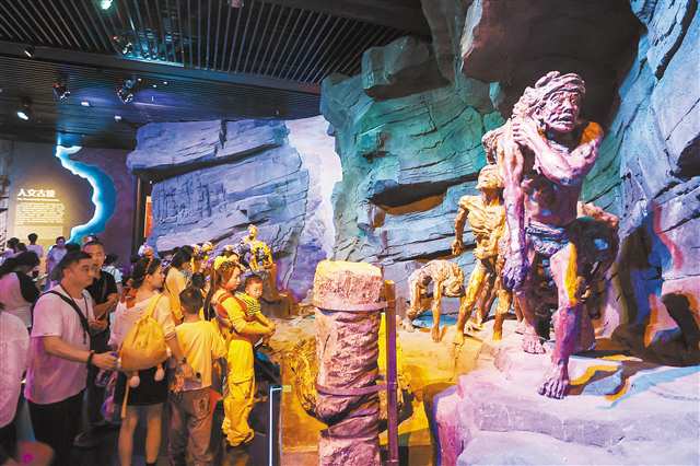 10月1日，重慶中國三峽博物館，不少市民游客正在參觀。