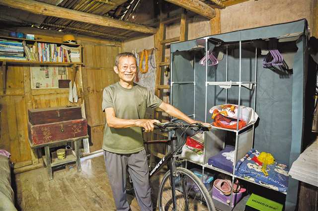 9月27日，彭水縣龍射鎮銀木村，汪付合展示1996年為兒子買的全村第一輛山地變速自行車。