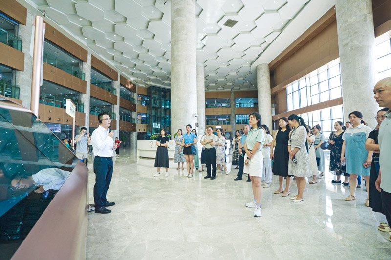 向來院參觀者講解醫院院史、核心價值觀、人醫精神譜系。（向燕妮 攝）