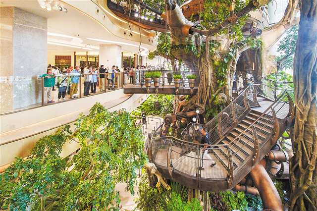 9月26日，渝北區中央公園一商場，縱跨四層的森林景觀吸引市民游客打卡拍照。記者 李雨恒 攝/視覺重慶