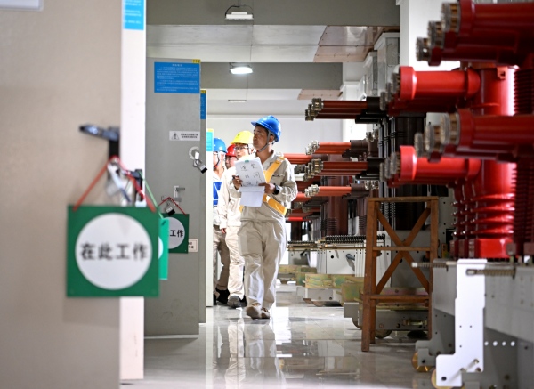 10月1日，國網重慶市北供電公司變電檢修人員正在變電站對設備進行檢修作業。向江微攝