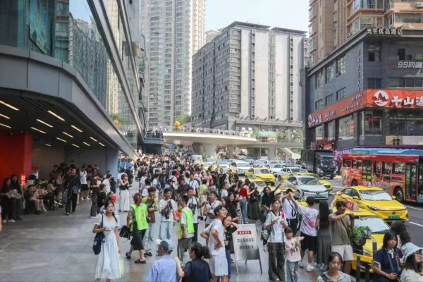 觀音橋商圈人潮涌動。江北區委宣傳部供圖