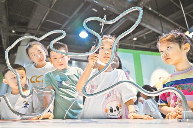 10月2日，重慶科技館，家長與孩子參加科普互動活動。記者 張春曉 攝/視覺重慶