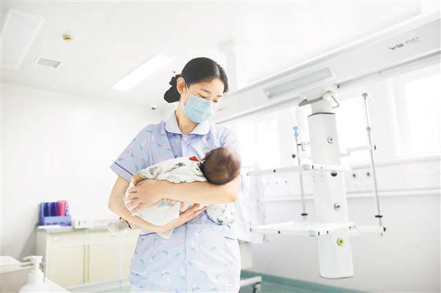 10月2日，重慶市第七人民醫院新生兒科，護士在護理新生兒。特約攝影 李攀/視覺重慶