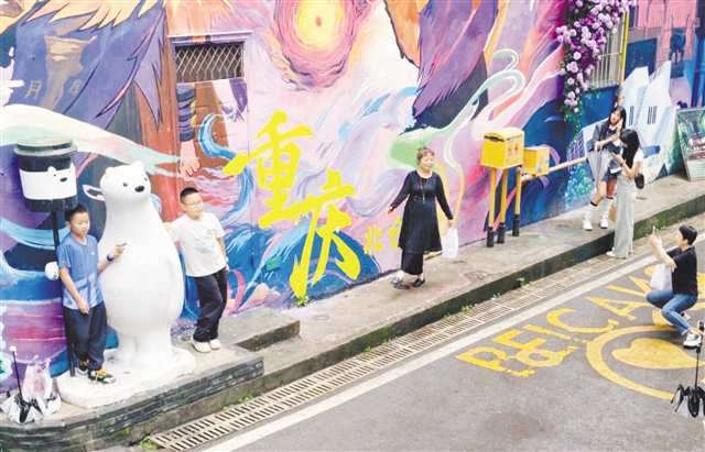 游客在江北北倉文創街拍照打卡。記者 崔力 攝\視覺重慶