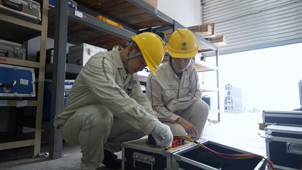 用儀器測量數據。國網重慶永川供電公司供圖
