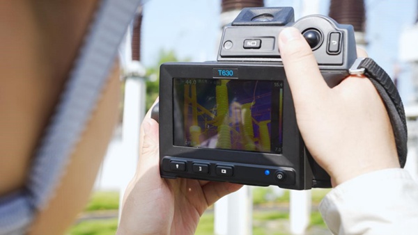 對設備進行測溫巡檢。國網重慶永川供電公司供圖