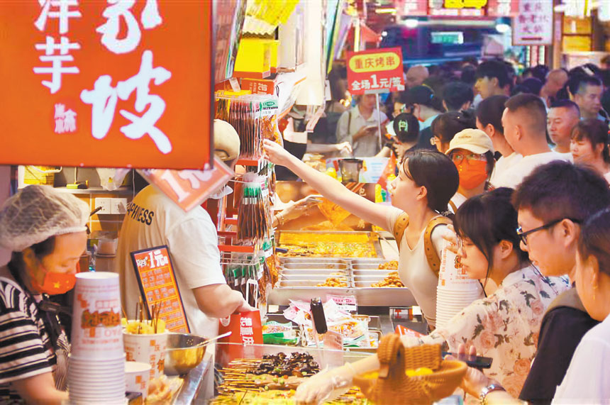 國慶中秋假期，觀音橋好吃街人流如織。（受訪者供圖）