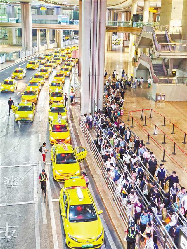 10月7日晚，重慶江北國際機場T3航站樓出租車搭乘點，出租車與乘客排起長龍。記者 謝智強 攝/視覺重慶