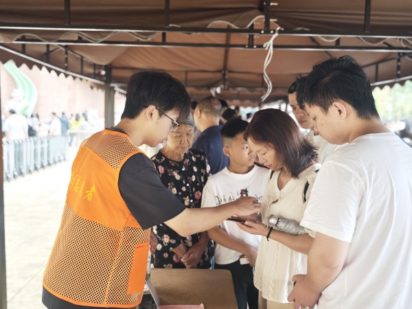 景區志愿者、工作人員為游客提供咨詢、檢票等服務。大足石刻研究院供圖