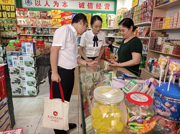 重慶農商行開州支行客戶經理上門對接融資需求。重慶農商行供圖