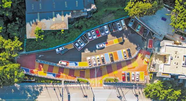 10月9日，北碚區龍鳳橋街道毛背沱片區老舊小區改造現場，工人加緊進行掃尾作業。圖為新建成投用的停車場。記者 李雨恒 攝/視覺重慶