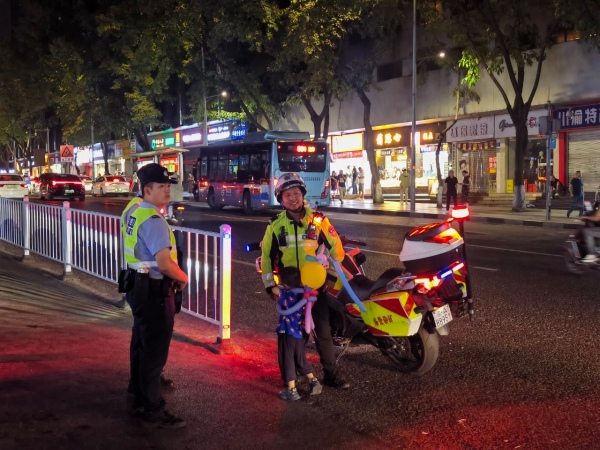 交通將走失男孩抱至安全區域。南岸區公安分局供圖