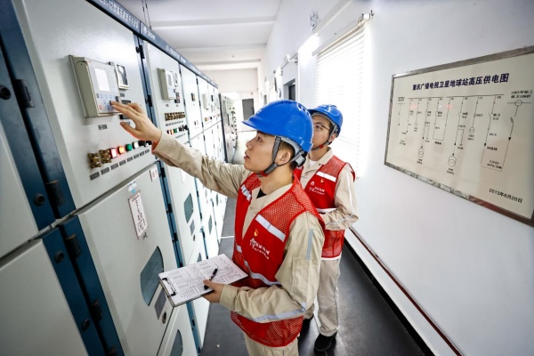 國網重慶市南供電公司工作人員對重要客戶進行特巡，確保國慶期間用電安全穩定。龔超攝