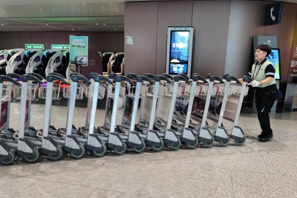北京大興機場新大正工作人員正在整理手推車。新大正供圖