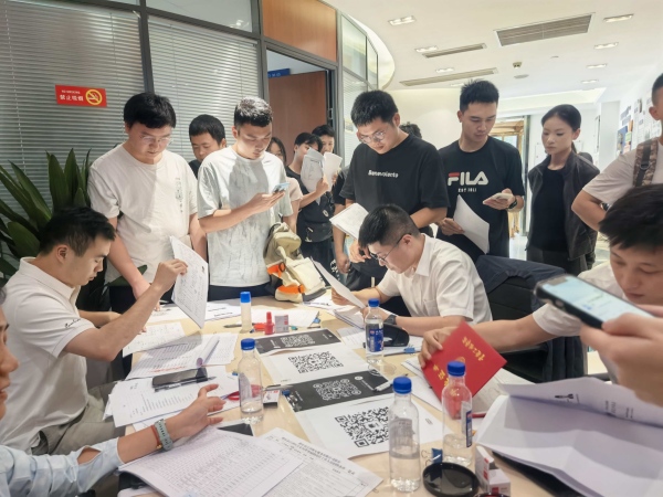 招聘資格審查現場。施杰攝